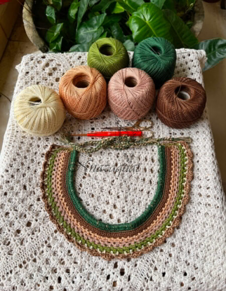 Crochet neckpiece Brown.