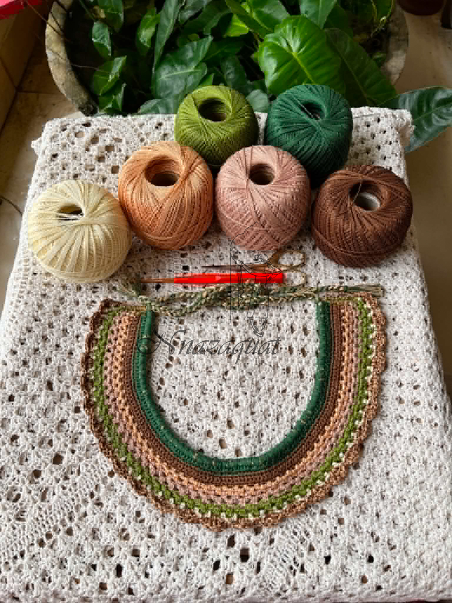Crochet neckpiece Brown.